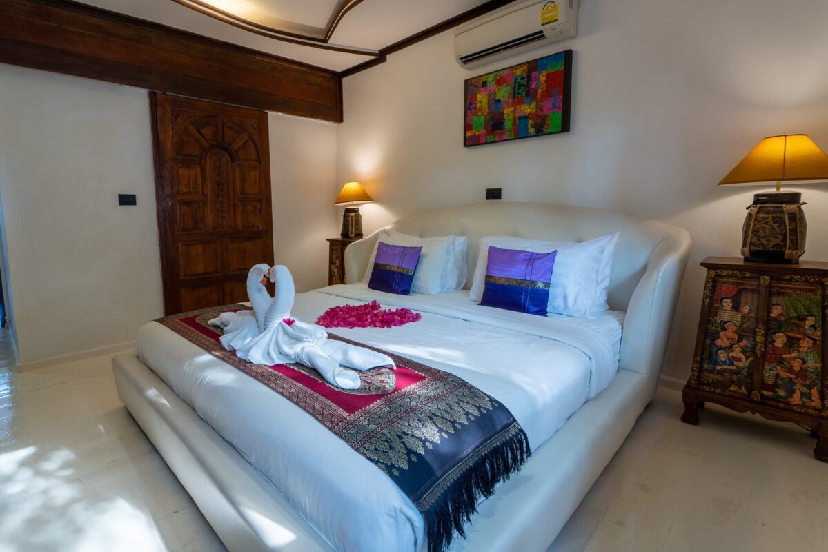 villa bedroom