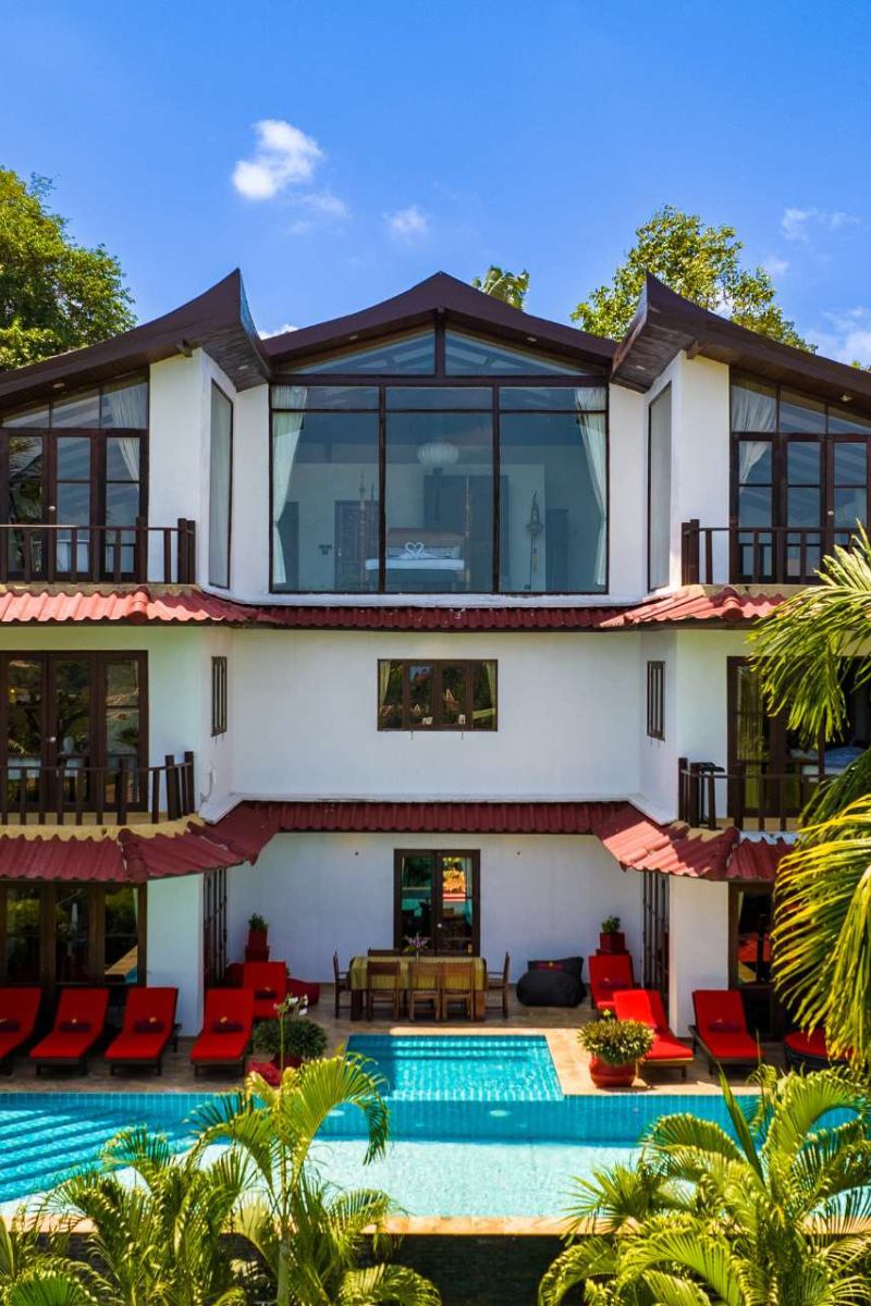 villa swimming pool